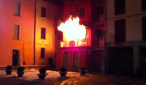 Sarno, appartamento in fiamme: uomo anziano muore bruciato in casa