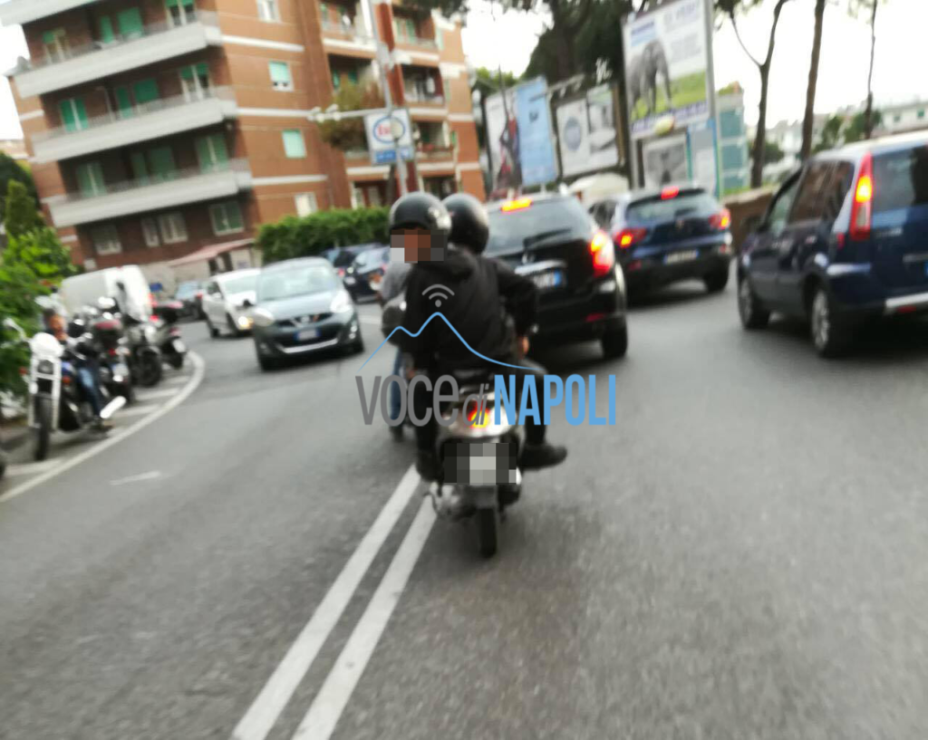 Napoli, paura per la nuova moda dei giovani: lanciare sassi sulle macchine