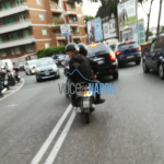 Napoli, paura per la nuova moda dei giovani: lanciare sassi sulle macchine