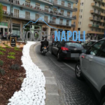 Napoli, paura per la nuova moda dei giovani: lanciare sassi sulle macchine