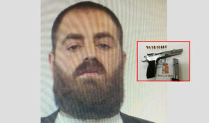 Scampia, arrestato esponente del clan Abbinante: aveva con se una semiautomatica