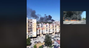 Bruciati rifiuti a Scampia, residenti barricati in casa per i fumi tossici