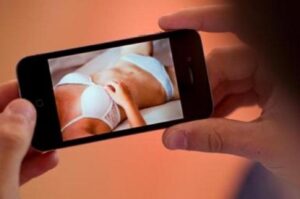 Scandalo a luci rosse a Ischia, foto hard e ricatti contro professionisti