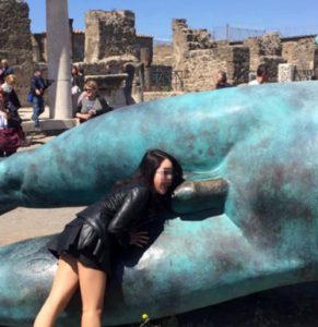 Scavi di Pompei hot: turista realizza foto 'vietata ai minori' e diventa virale