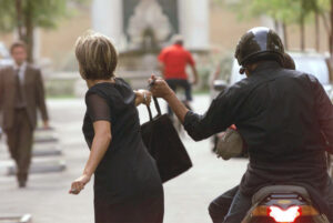 Scippatore bloccato da agente fuori servizio, restituita borsetta alla turista