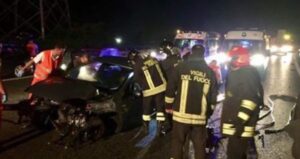 Dramma sulla Domiziana, scontro tra due auto: muore una giovane di 30 anni