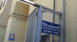 Scuola media di Napoli blocca i corsi sul bullismo: “No perché sono tenuti da trans”