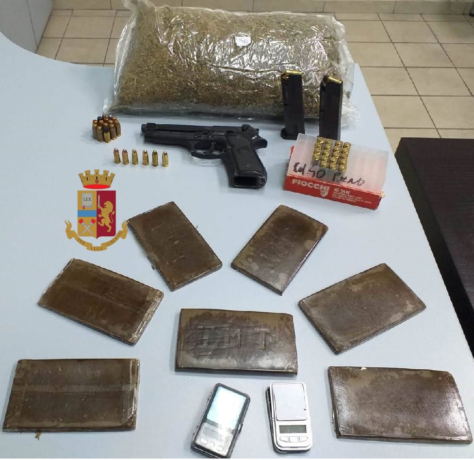 Blitz della polizia a Secondigliano, trovate armi e droga