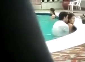 Sesso in piscina davanti a tutti: due ragazzi non resistono alla passione in pieno giorno
