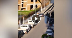 Sesso in strada a Casoria in pieno giorno: coppia non resiste alla passione
