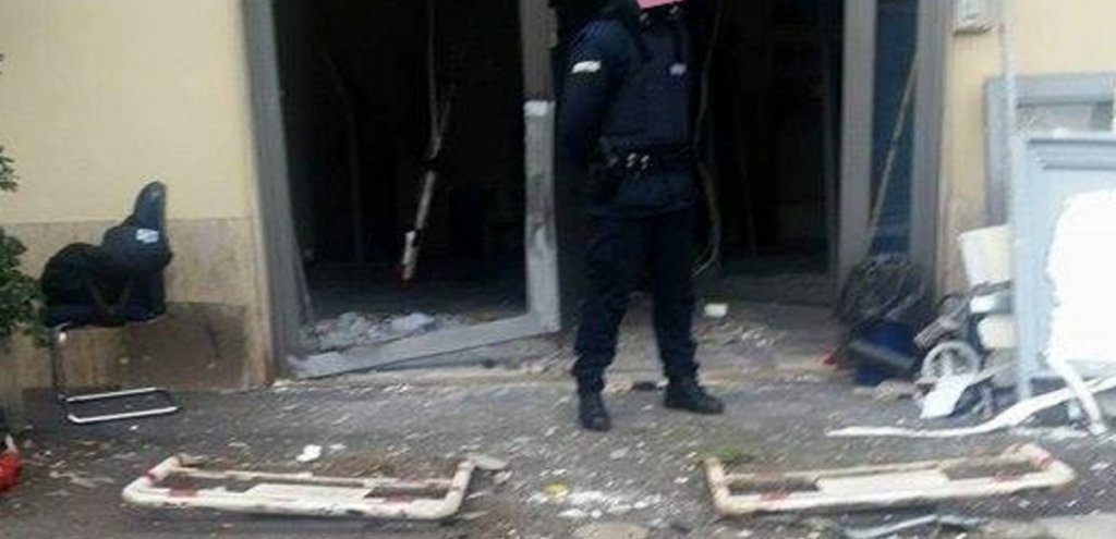 Sfondando la porta d'ingresso, furto in un centro scommesse