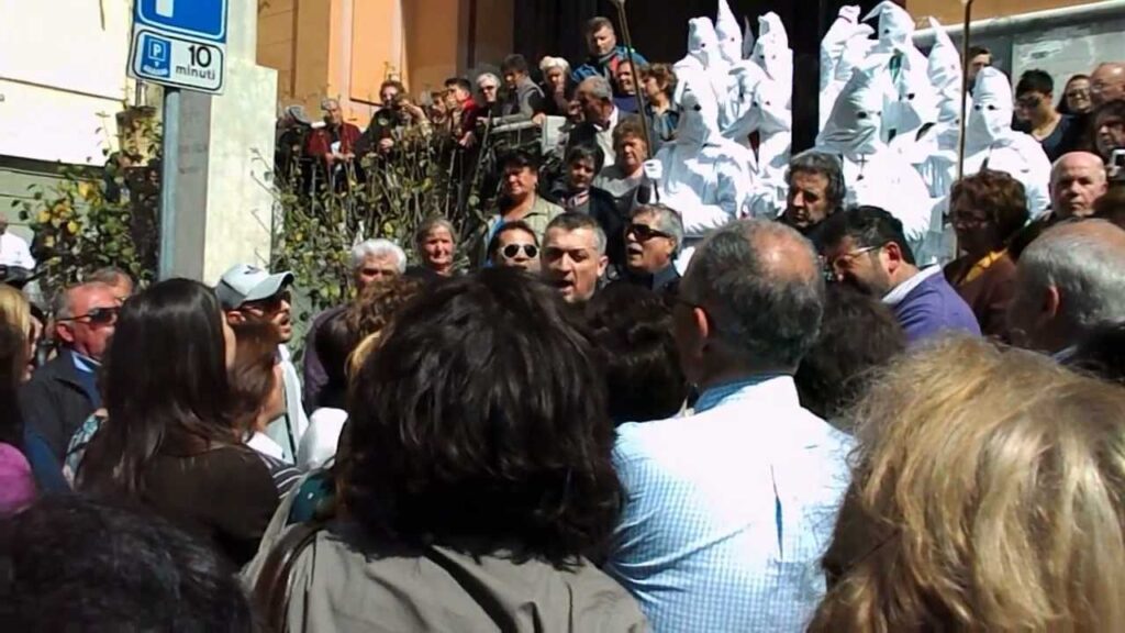 Si sente male durante la processione dei Paputi: donna muore a Sarno