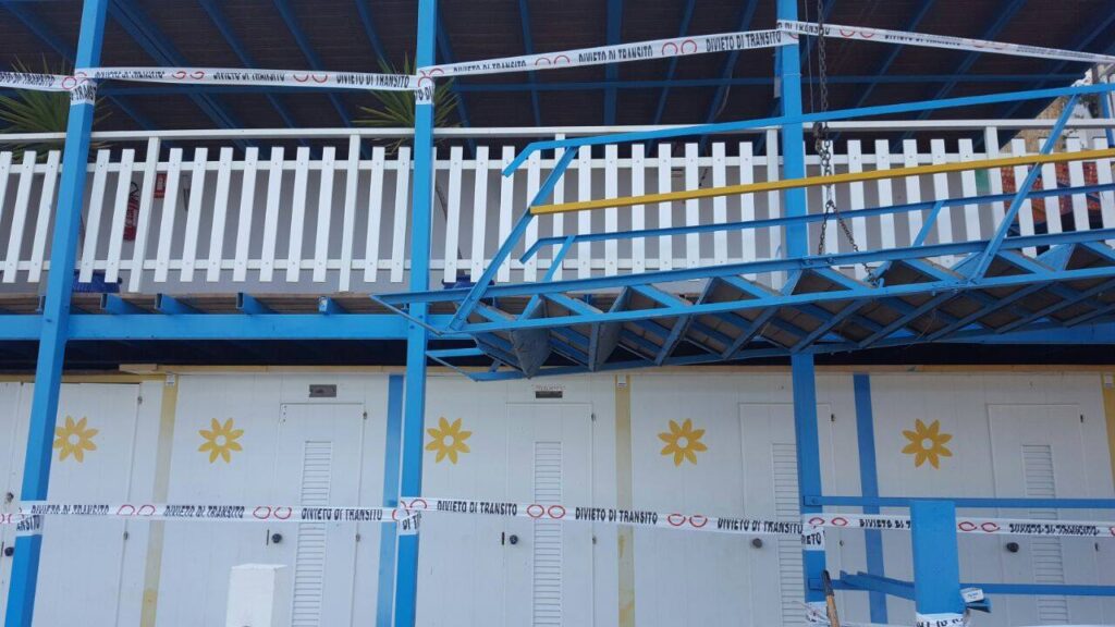 Sigilli al Lido Ideal a Posillipo per strutture abusive: il consigliere Borrelli "Perché non vanno da Romeo?"