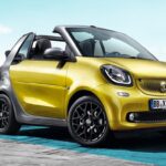 Smart gigante sul lungomare di Napoli, la curiosità dei passanti