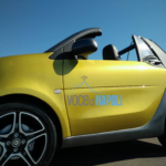 Smart gigante sul lungomare di Napoli, la curiosità dei passanti