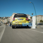 Smart gigante sul lungomare di Napoli, la curiosità dei passanti