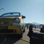 Smart gigante sul lungomare di Napoli, la curiosità dei passanti