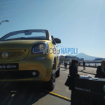 Smart gigante sul lungomare di Napoli, la curiosità dei passanti