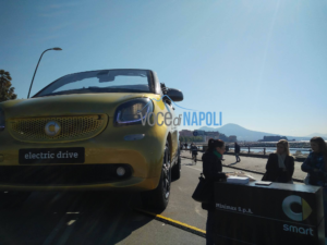 Smart gigante sul lungomare di Napoli, la curiosità dei passanti