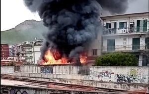 Devastante incendio a Soccavo