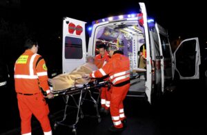 Incidente in provincia, cinquantenne sale sul tetto per verificare i danni del vento forte e vola giù