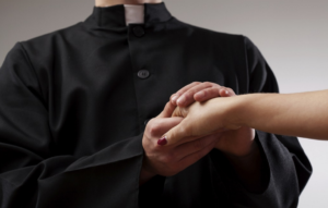 Soldi e sesso, parroco ricattato da donna napoletana: "Paga così non dico nulla"