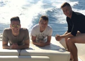 Sole e relax per i tre polacchi del Napoli: giro in barca a Procida tra l'entusiasmo dei bambini