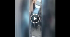 Sosta selvaggia al Vomero: i passanti spostano l’auto di peso