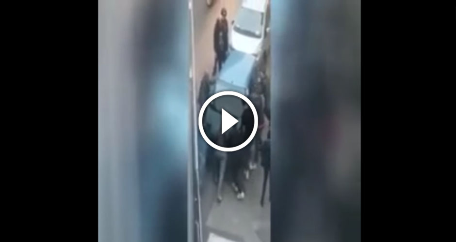 Sosta selvaggia al Vomero: i passanti spostano l’auto di peso