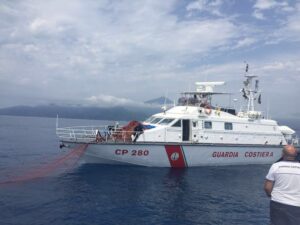 Golfo di Napoli, la Guardia Costiera sequestra una spadara illegale