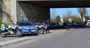 Sparatoria sull'asse mediano, auto in fuga dalla polizia