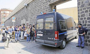 Droga introdotta nel carcere di Poggioreale e nascosta nelle scarpe, 5 arresti della polizia