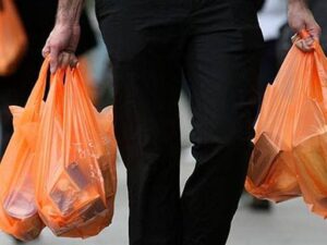 Ischia, 35enne denunciato dai Carabinieri: utilizzava due buste della spesa per passeggiare tutto il pomeriggio