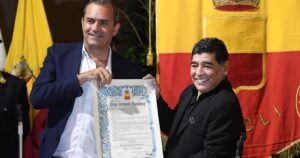 Maradona è il passato, De Magistris il presente, a Napoli manca il futuro