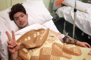 Stash in ospedale, il frontman dei "The Kolors" ha fatto un'operazione all'ernia