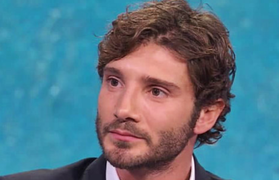 Gossip su presunto flirt di De Martino, è bufera: "Solidarietà alla giovane madre napoletana"