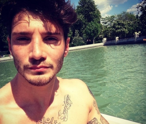 Stefano De Martino cancella il tatuaggio uguale a Belen Rodriguez