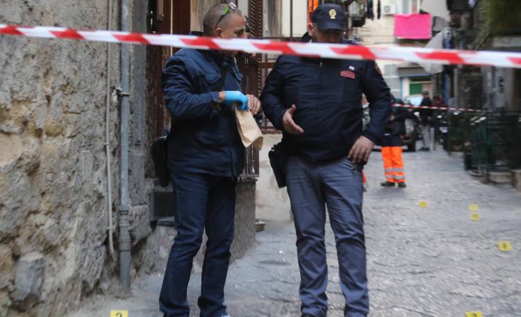 Napoli, la "stesa" prima dell'arrivo di Salvini: è tensione nel centro storico della città