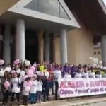 Tanto affetto e solidarietà per Alessia e Martina: centinaia di persone alla funzione funebre