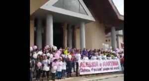 Tanto affetto e solidarietà per Alessia e Martina: centinaia di persone alla funzione funebre