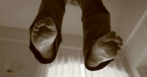 Suicidio a Baia Verde, napoletano si toglie la vita. Aveva perso tempoSuicidio a Baia Verde, napoletano si toglie la vita. Aveva perso tempo