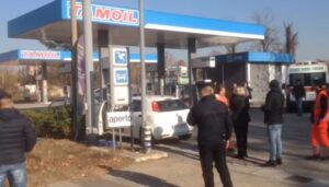 Scopre la moglie con l'amante al distributore di benzina: urla e litigi