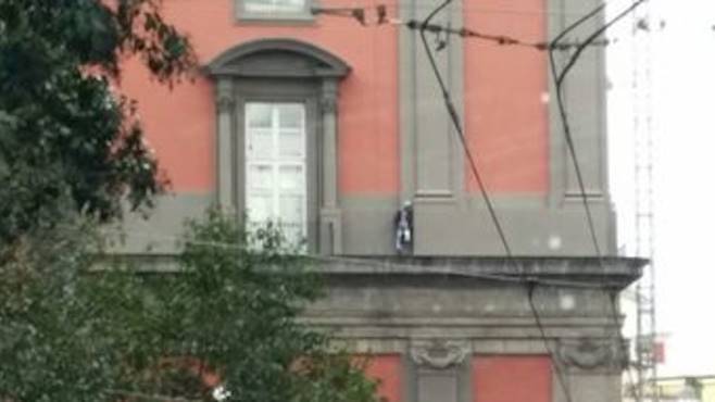 tentato suicidio museo archeologico