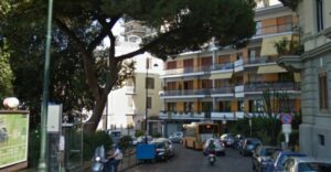 Tentato suicidio al Vomero, si lancia nel vuoto, salvo per miracolo