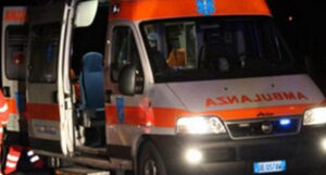 Terribile incidente ad Eboli, auto si schianta contro un albero, una vittima