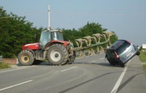 Terribile incidente in Campania: auto contro un trattore, una vittima