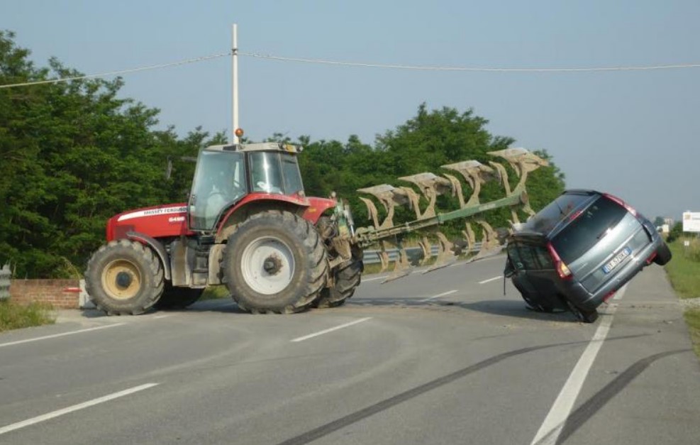 Terribile incidente in Campania: auto contro un trattore, una vittima