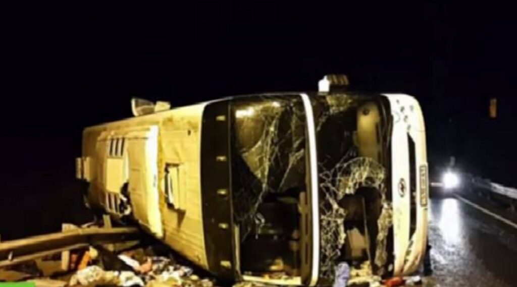 Terribile incidente sulla circumvallazione: autobus si ribalta sulla strada