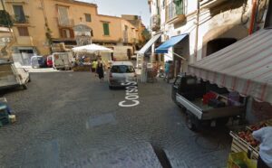 Terrore a Napoli, spari in piazza durante lite tra famiglie: ferite quattro persone. E' caccia all'autore del raid