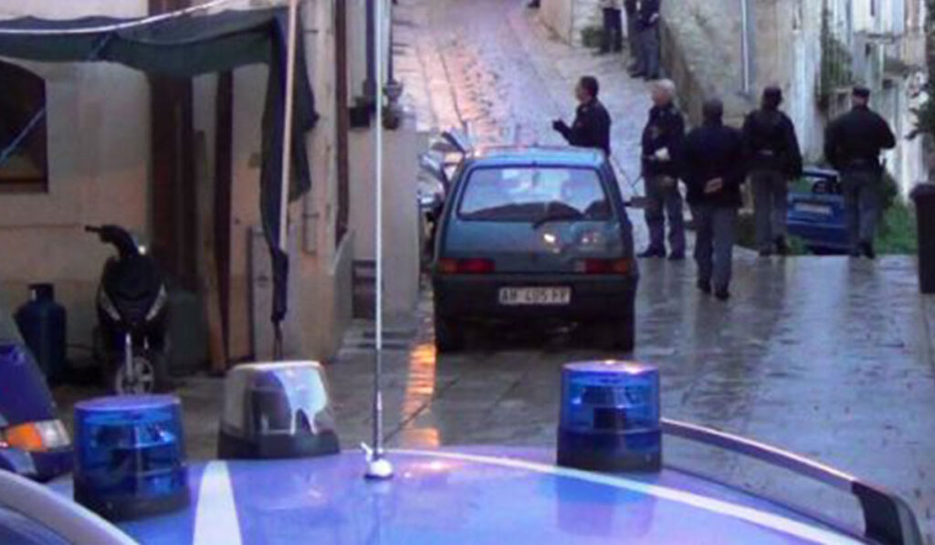 Terrore a Pianura, un uomo aggredisce una donna con un'ascia